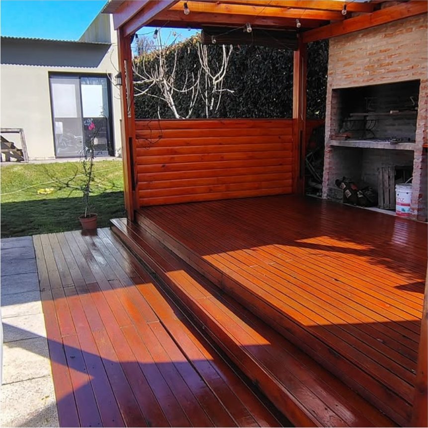 Deck y revestimiento de madera de quincho recién barnizado